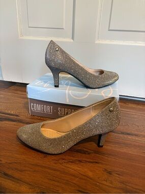 Life Stride Size 7 Glitter Sparkle Shiny Mid Heel Silver Pumps